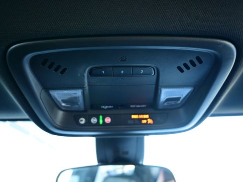 Used 2023 Chevrolet Traverse LT image 32