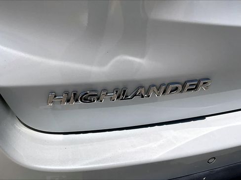 Used 2018 Toyota Highlander Limited FWD image 10