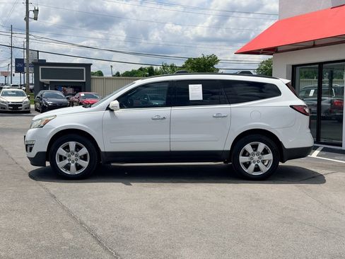 Used 2017 Chevrolet Traverse LT w/ Style and Technology Package FWD image 3