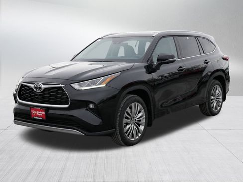 Certified 2026 Toyota Highlander Platinum image 3