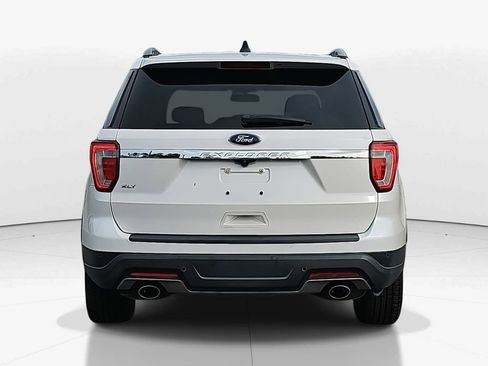 Used 2018 Ford Explorer XLT image 6