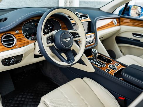 Used 2022 Bentley Bentayga image 31