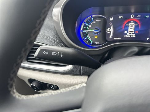 Used 2023 Chrysler Pacifica Touring-L FWD image 26