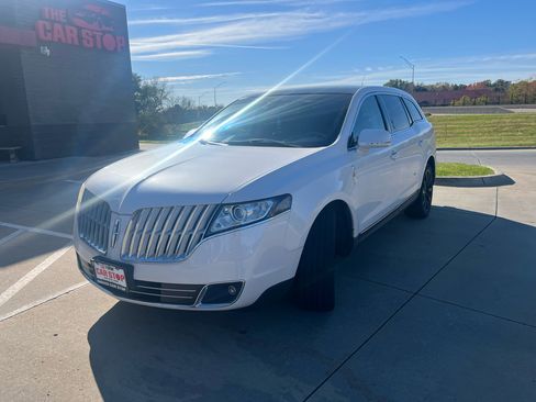 Used 2010 Lincoln MKT AWD image 2