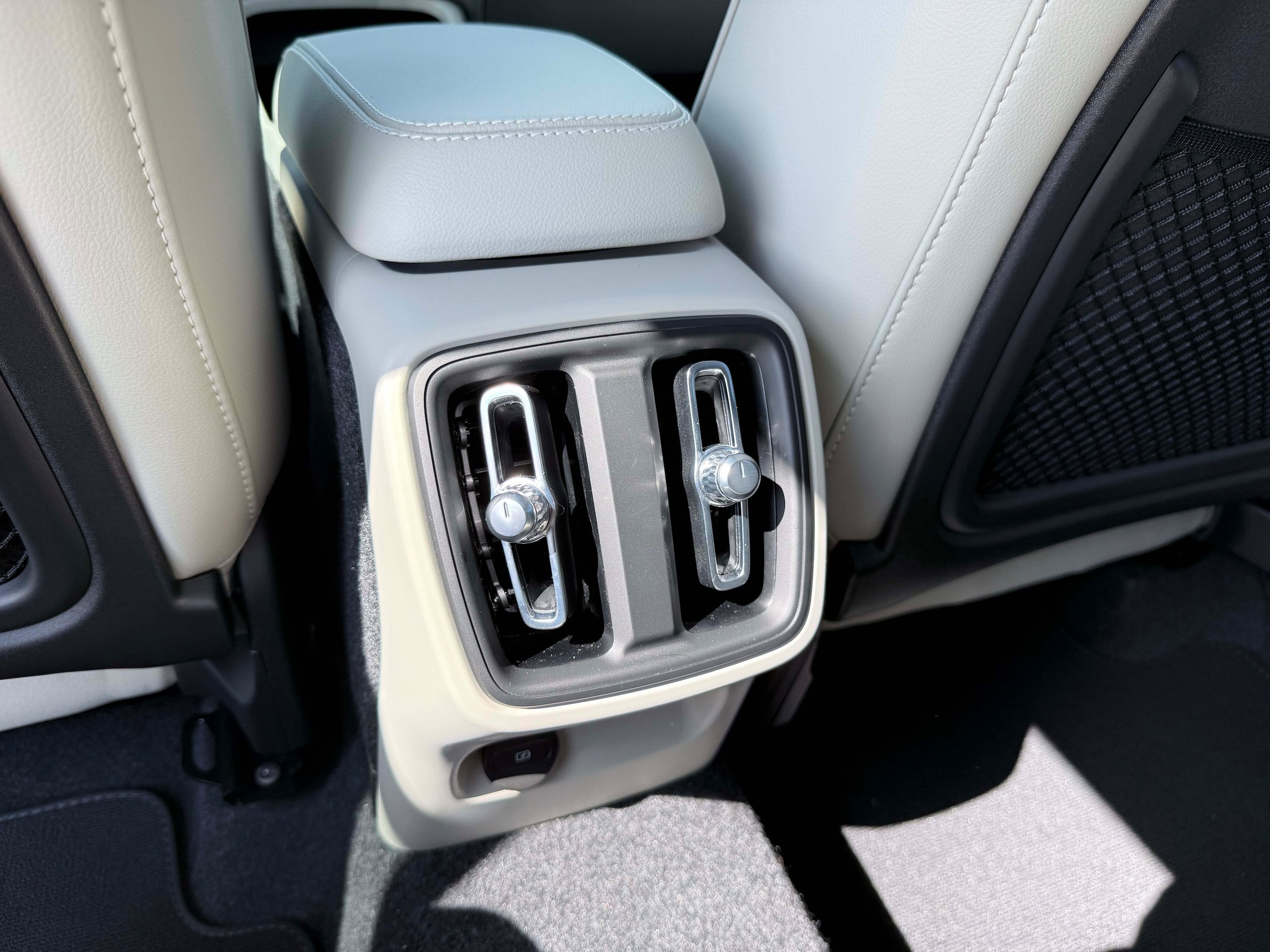 New 2026 Volvo XC40 B4 Plus w/ Protection Package Premier FWD image 16