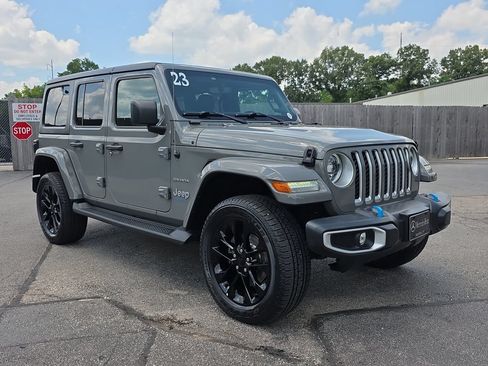 Used 2023 Jeep Wrangler Unlimited Sahara w/ Cold Weather Group AWD/4WD image 7