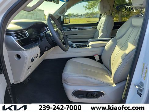 Used 2022 Jeep Wagoneer Series III w/ Flexible Seating Group AWD/4WD image 24