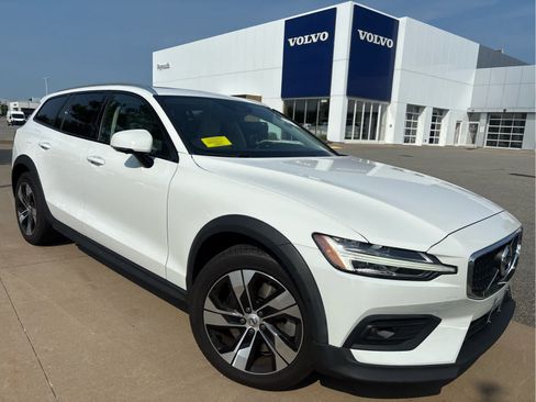 Used 2021 Volvo V60 T5 Cross Country AWD/4WD image 3