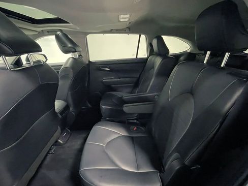 Used 2021 Toyota Highlander XLE image 18