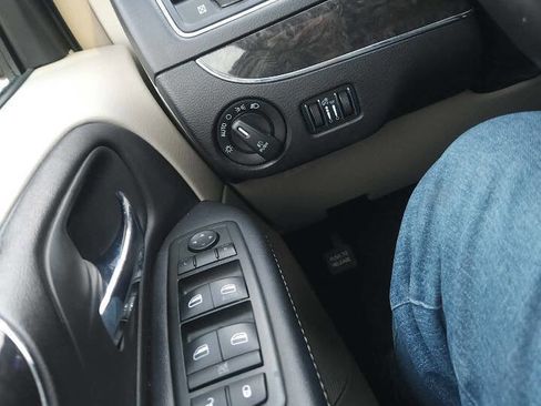 Used 2014 Chrysler Town & Country Touring FWD image 21