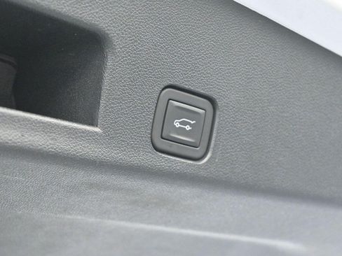 Used 2025 Chevrolet Traverse High Country FWD image 11