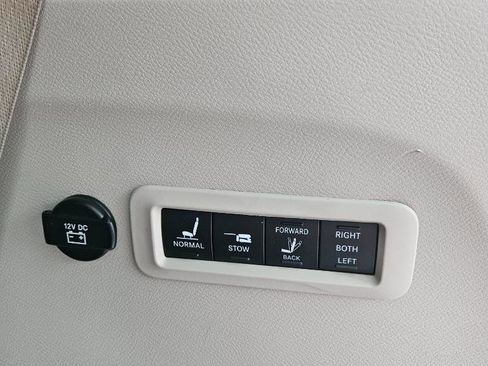 Used 2017 Chrysler Pacifica Limited image 23