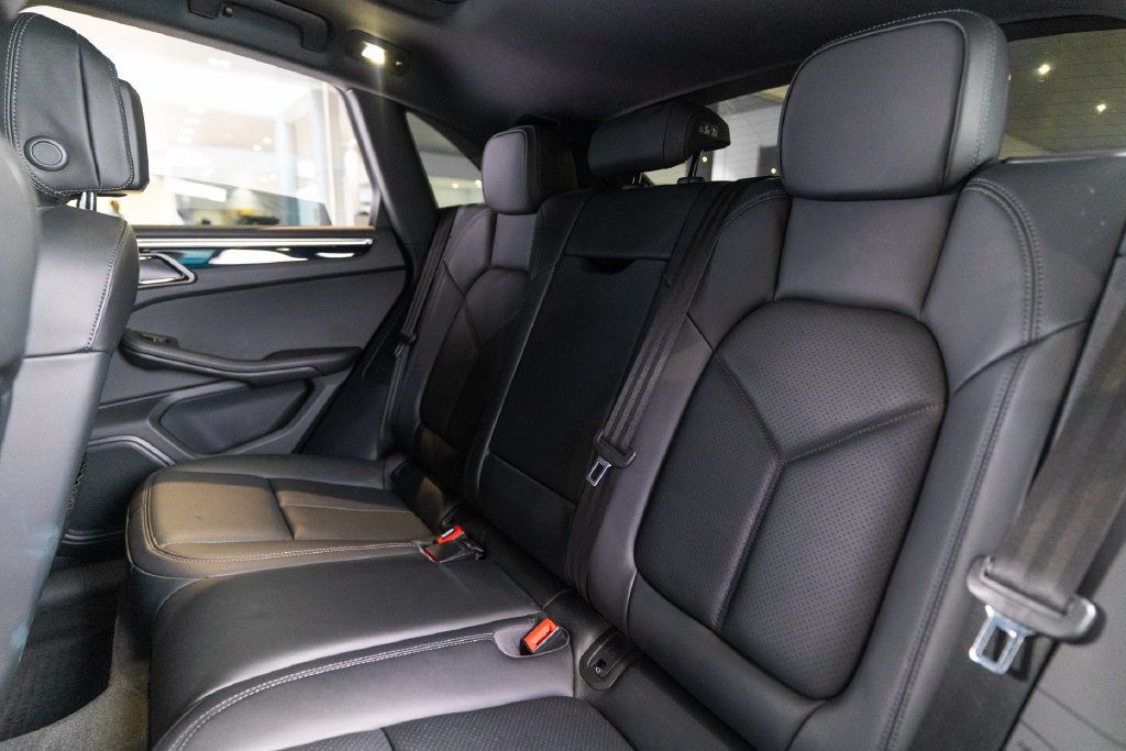 Certified 2023 Porsche Macan AWD/4WD image 35