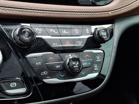 Used 2019 Chrysler Pacifica Limited w/ Tire & Wheel Group FWD image 20