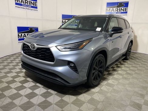 Used 2021 Toyota Highlander XLE FWD image 11