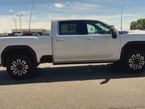 Used 2024 GMC Sierra 2500 Denali w/ Denali Reserve Package AWD/4WD image 9