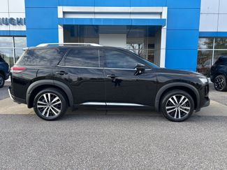 Used 2024 Nissan Pathfinder Platinum video 2