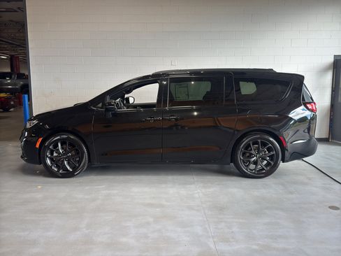 Used 2025 Chrysler Pacifica Limited FWD image 2