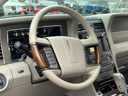 Used 2014 Lincoln Navigator L 4WD image 16