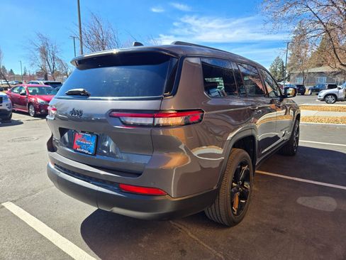 Used 2022 Jeep Grand Cherokee L Laredo image 5