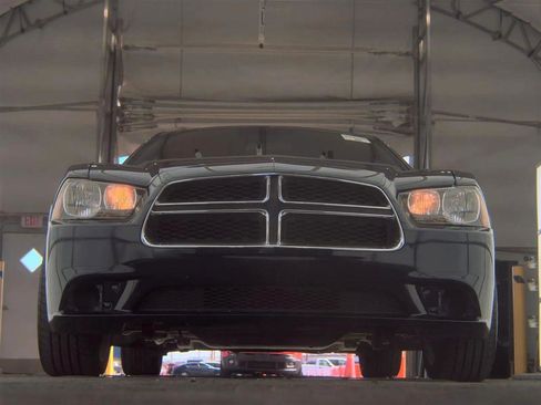 Used 2014 Dodge Charger SE image 3