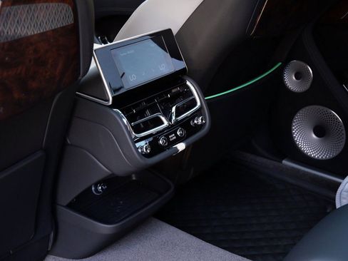 Used 2025 Bentley Bentayga Extended Wheelbase image 24