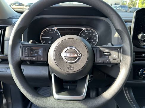 Used 2025 Nissan Pathfinder S FWD image 6