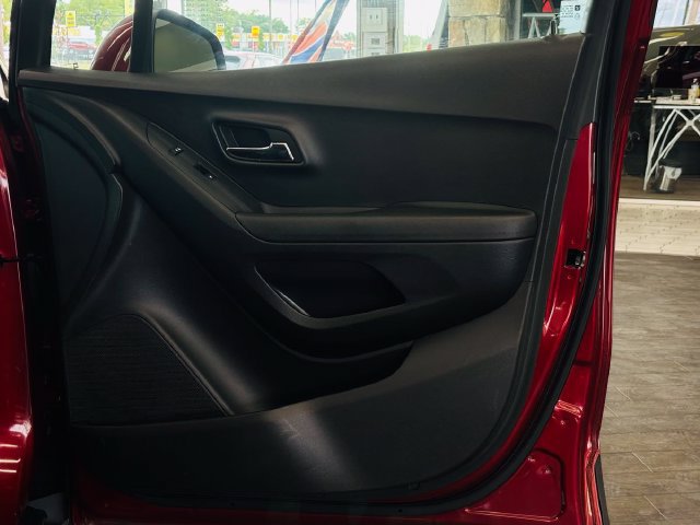 Used 2019 Chevrolet Trax LT w/ LT Convenience Package FWD image 39