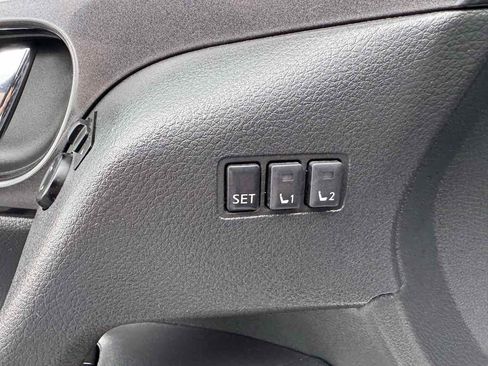 Used 2018 Nissan Rogue SV w/ Premium Package image 25