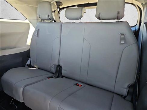 Used 2021 Toyota Sienna XLE image 21