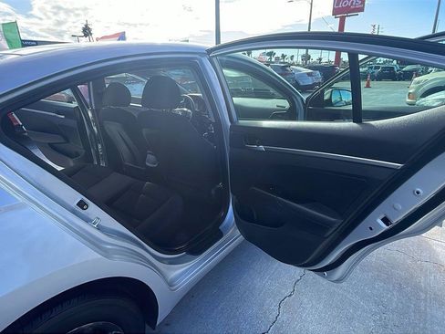 Used 2019 Hyundai Elantra SE w/ Cargo Package FWD image 13