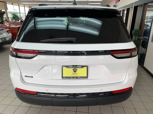 Used 2023 Jeep Grand Cherokee Altitude AWD/4WD image 6