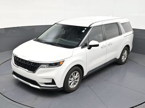 Used 2024 Kia Carnival LX FWD image 12