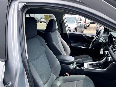 Used 2021 Toyota RAV4 LE image 11