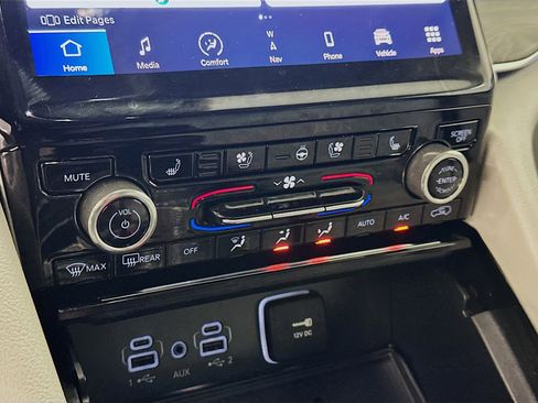 Used 2022 Jeep Grand Cherokee Overland w/ Luxury Tech Group IV image 24