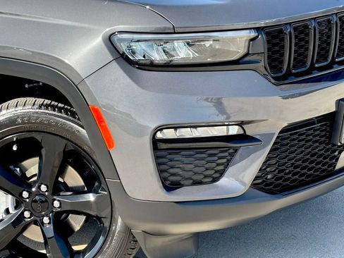 Used 2025 Jeep Grand Cherokee Limited w/ Black Appearance Package image 8