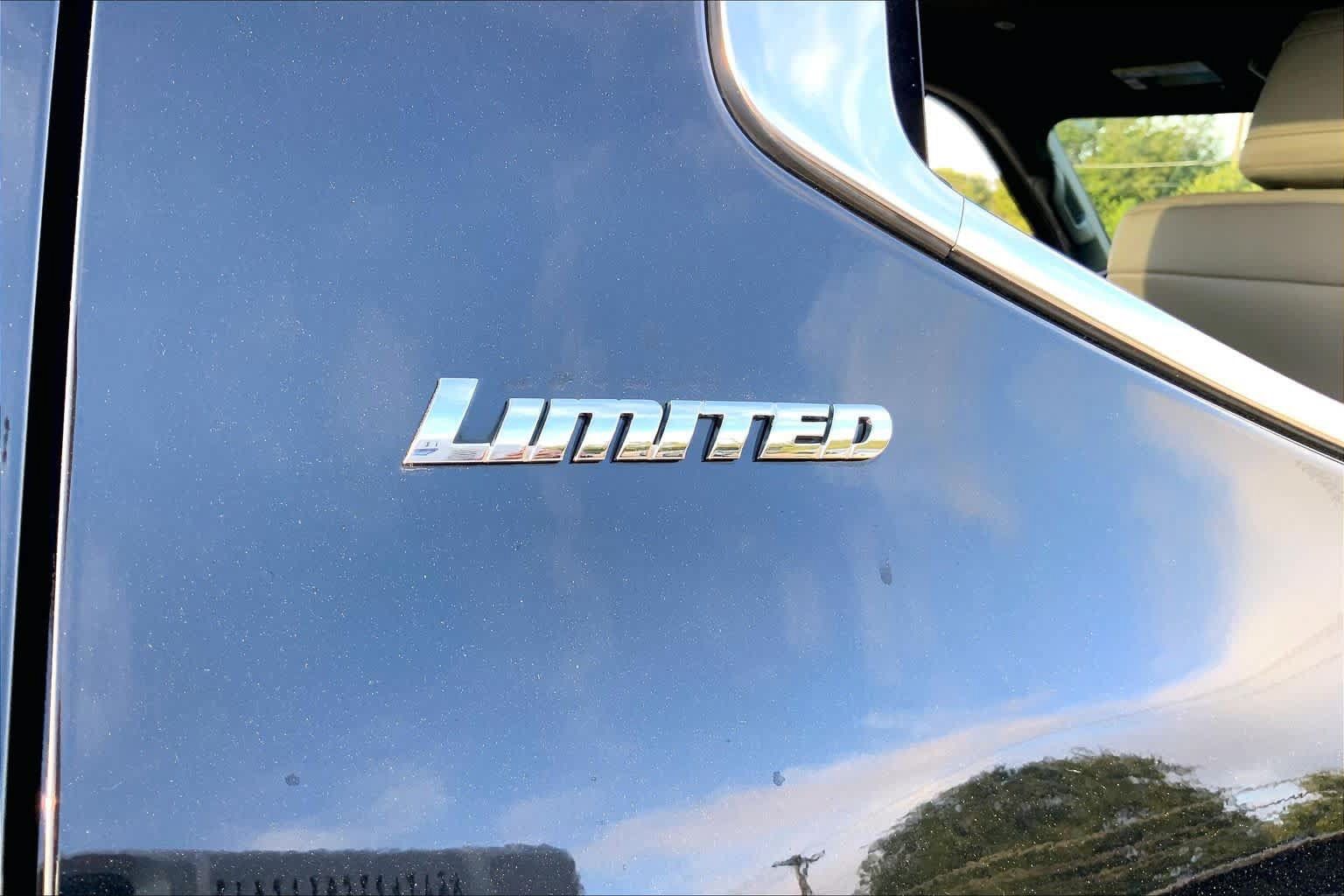Used 2025 Toyota Tundra Limited AWD/4WD image 10