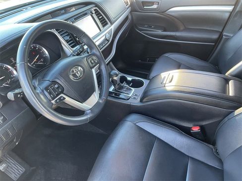 Used 2015 Toyota Highlander XLE image 17