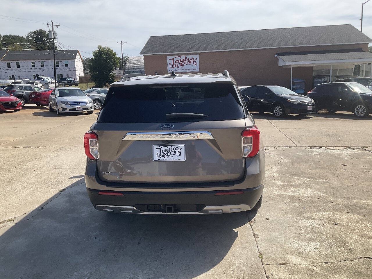 Used 2021 Ford Explorer XLT w/ Equipment Group 202A RWD image 4