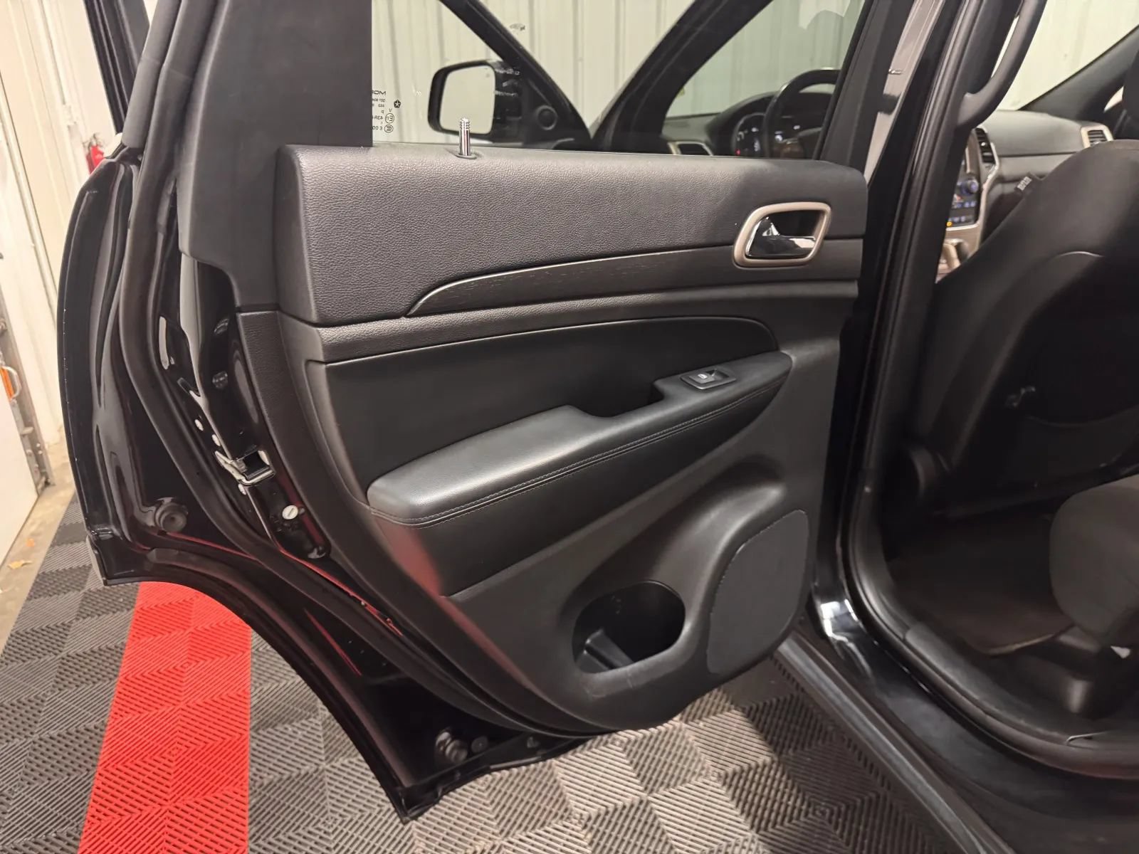 Used 2017 Jeep Grand Cherokee Laredo w/ Quick Order Package 23E AWD/4WD image 36