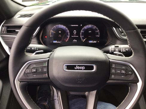 Certified 2025 Jeep Grand Cherokee Altitude AWD/4WD image 12