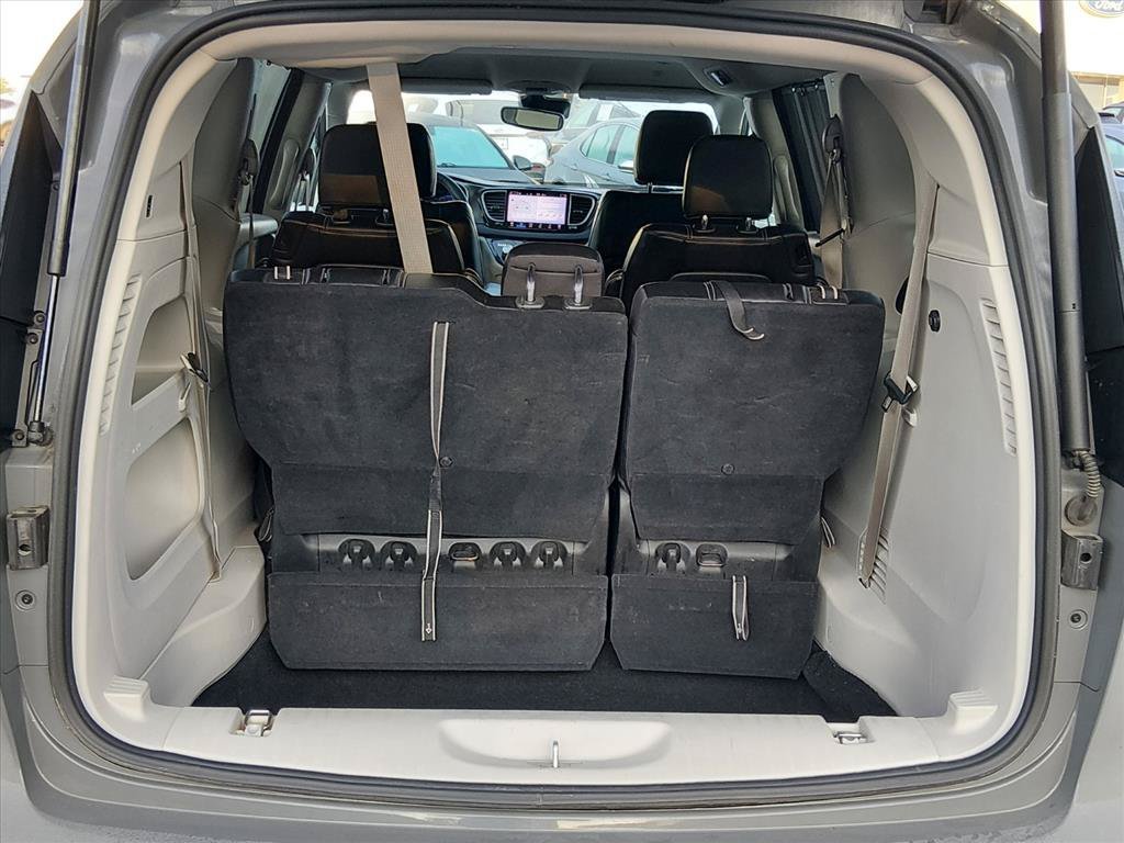 Used 2023 Chrysler Pacifica Touring-L FWD image 15