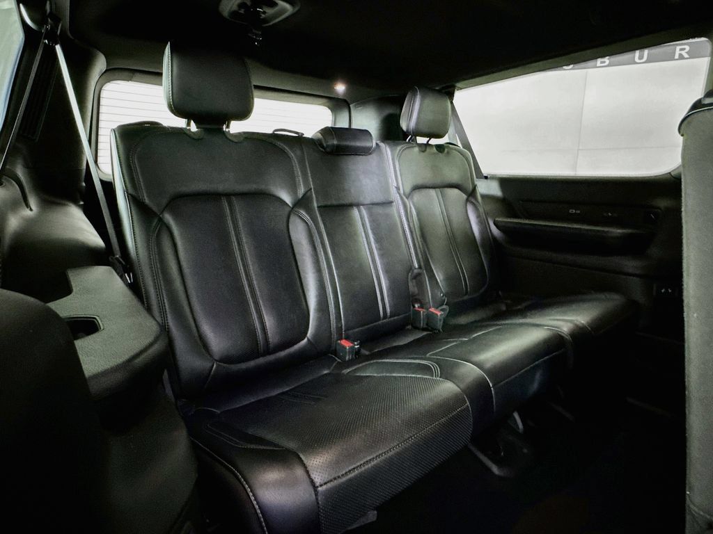 Used 2024 Jeep Wagoneer L Series II w/ Flexible Seating Group AWD/4WD image 28