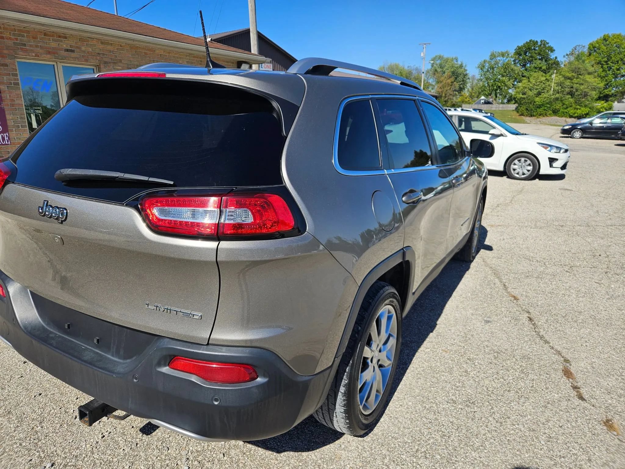 Used 2018 Jeep Cherokee Limited FWD image 8