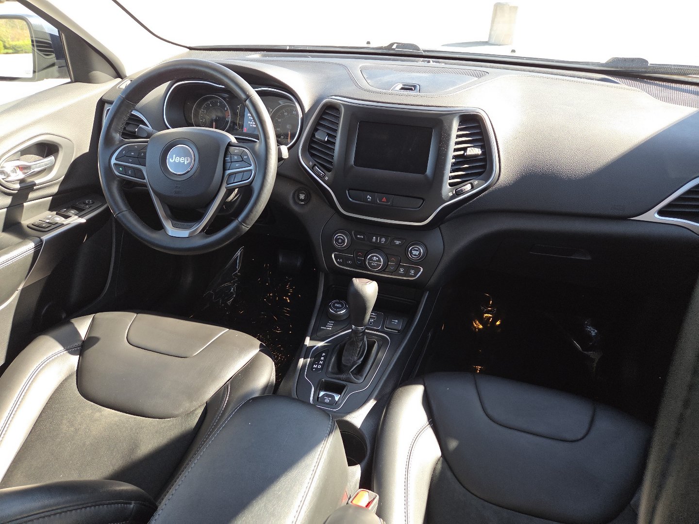 Used 2019 Jeep Cherokee Latitude Plus w/ Comfort/Convenience Group AWD/4WD image 23