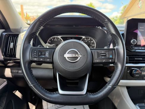 Used 2022 Nissan Pathfinder SV AWD/4WD image 17