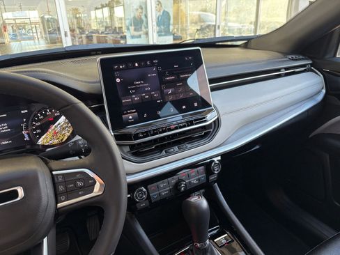 Used 2025 Jeep Compass Limited image 18