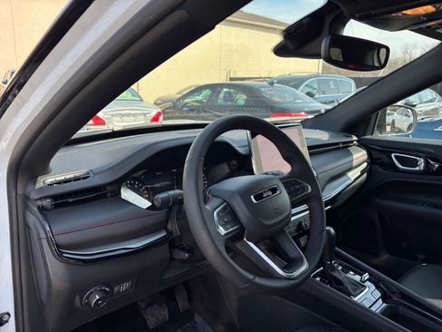 Used 2025 Jeep Compass Trailhawk image 34