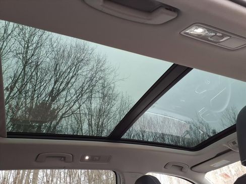 Used 2022 Volkswagen Tiguan SE w/ Panoramic Sunroof Package image 7