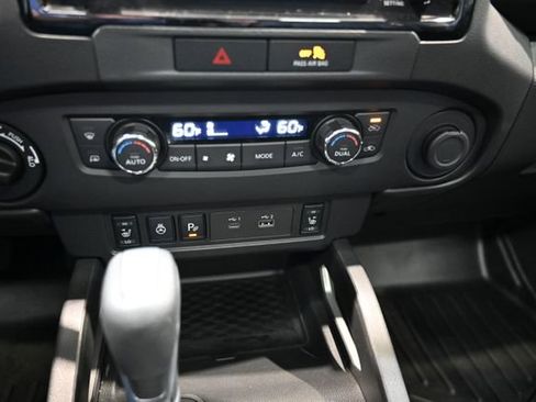 Used 2023 Nissan Frontier SV w/ SV Premium Package image 18